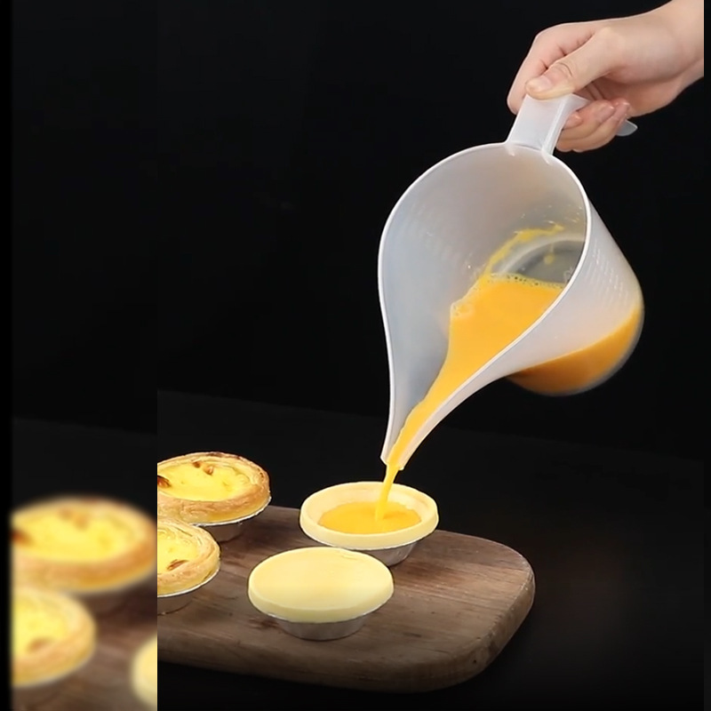 長い口の計量カップのバッターの分配器の焙煎注液の壺の材料の容器は目盛りの尖った口のガイドが付いています。|undefined