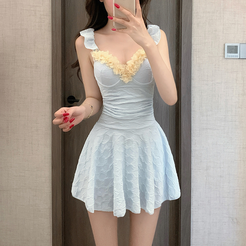 2026泳衣女新款花朵高级感钢圈小胸连体保守显瘦遮肚纯欲甜美泳衣