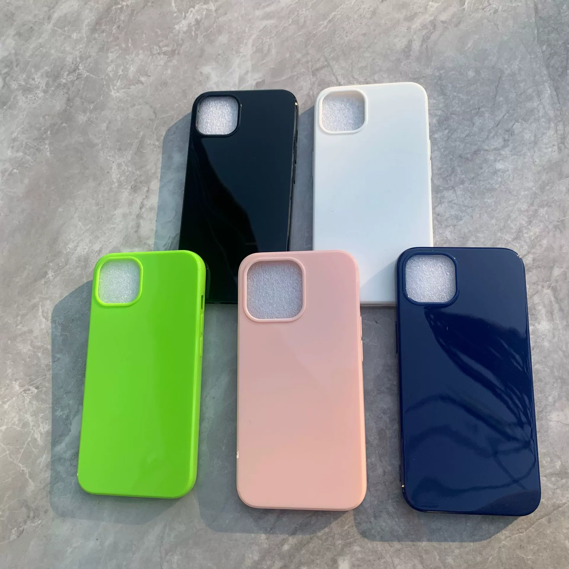 Чехол для телефона (Apple iPhone 15) глянцевый голый корпус, тонкий защитный чехол — несколько моделей