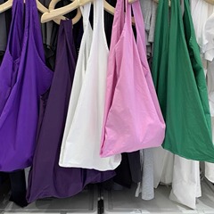 518359純色のシンプルで気前がいいバッグです。