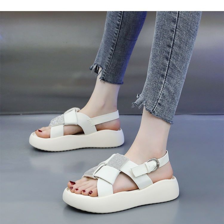 Zapatillas frescas de fondo grueso para mujeres 2024 verano nuevo estilo de ropa exterior altura de fondo suave pisar mierda sensación de zapatillas de playa muffin