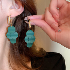 Elegant and stylish green retro earrings with a sense of fashion, designed as round pendant drop earrings for summer, simple and cool vibe stud earrings.