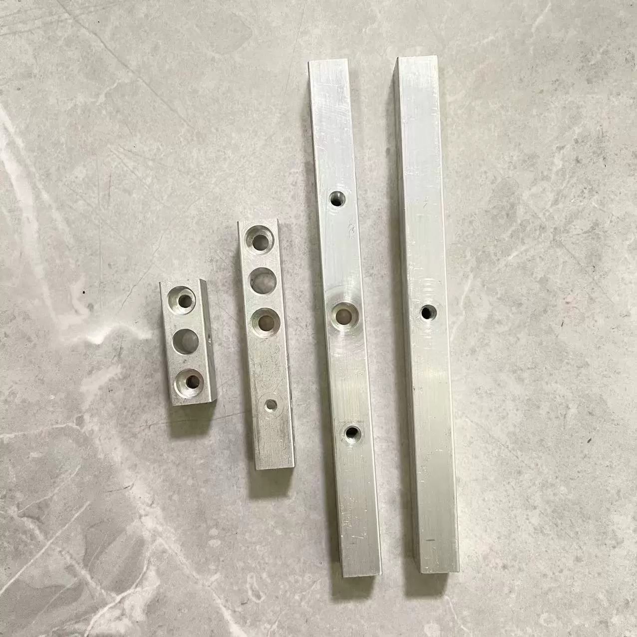 厂家定制生产智能压边条锁扣铝型材 指纹锁铝合金锁边扣加工