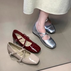 古嘉内は銀色の四角い靴を高くします。女性2025春の新型ファッションのクロスベルトはメアリー珍靴を掛けます。