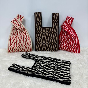 ���İ��R�װ�����ᘿ������������n��ٴ�ײɫ�� ���˾�����Ů