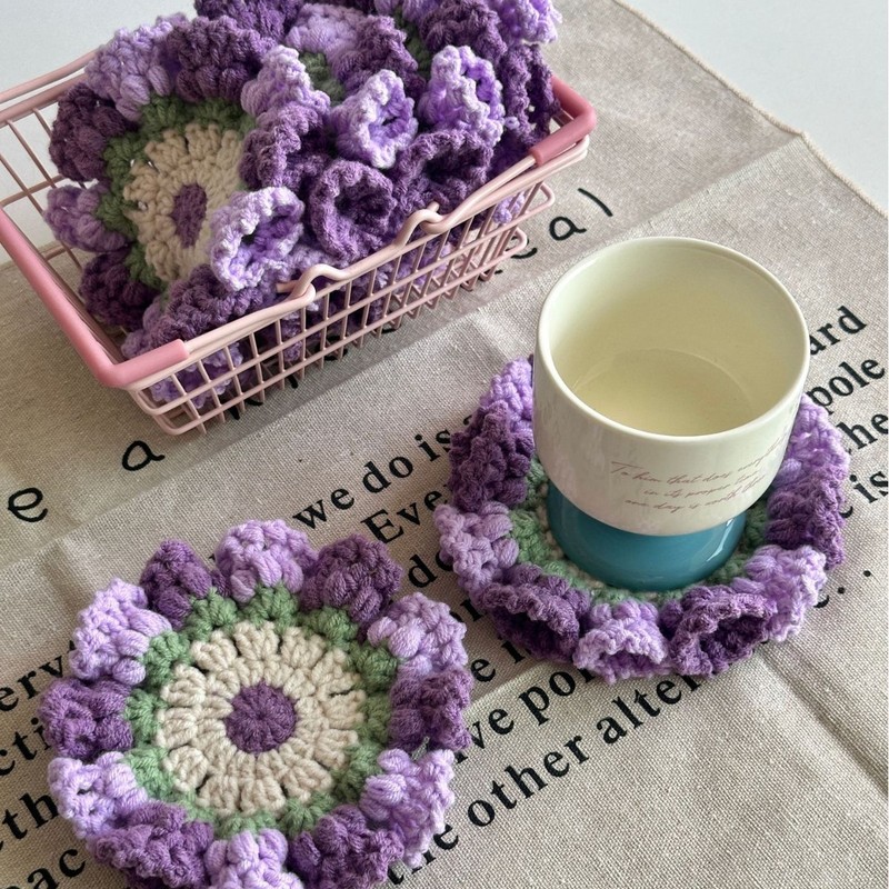 完成した手作りのバラの花束コースター、毛糸のかぎ針編みカップ、手持ちの花束、断熱手編みの花綿|undefined