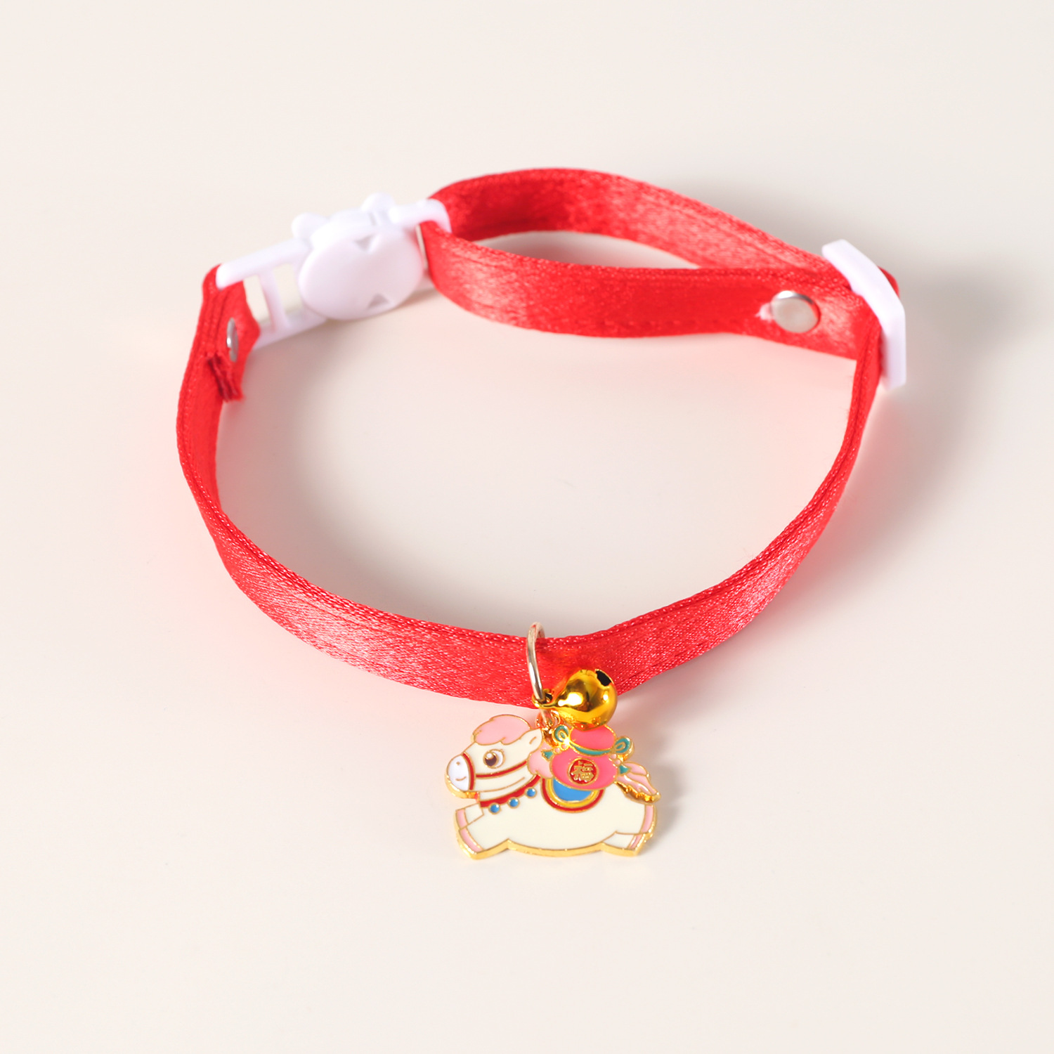 2026 artículos para mascotas Año Nuevo chino caballo de viento colgante de caballo de seguridad botón gato perro collar accesorios collar