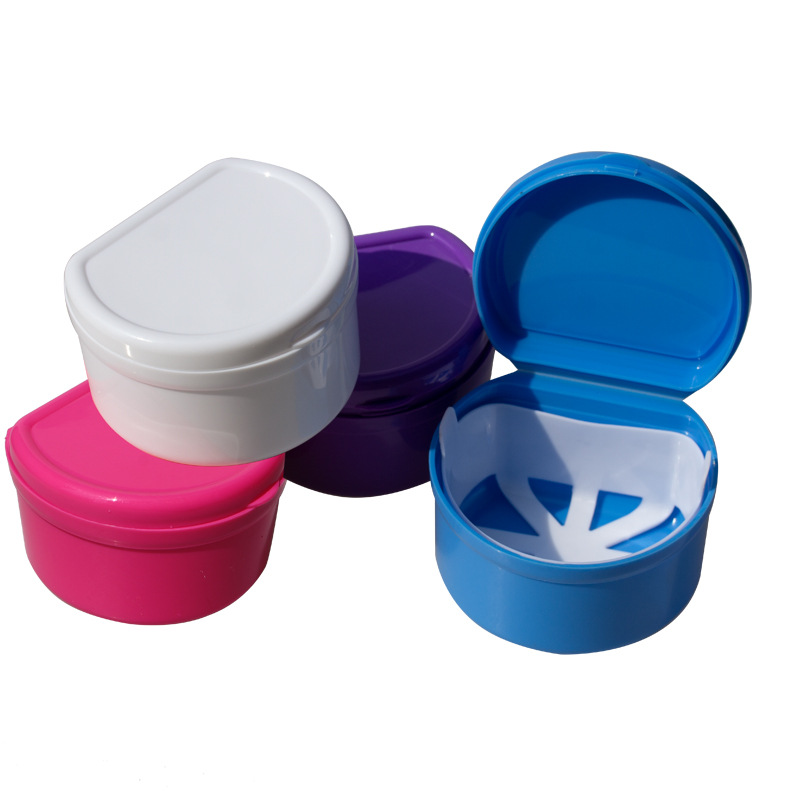 Impresión de almacenamiento de plástico, caja de almacenamiento de limpieza, dentadura postiza semicircular, caja de dentadura en forma de D con filtro, sello de doble capa de plástico