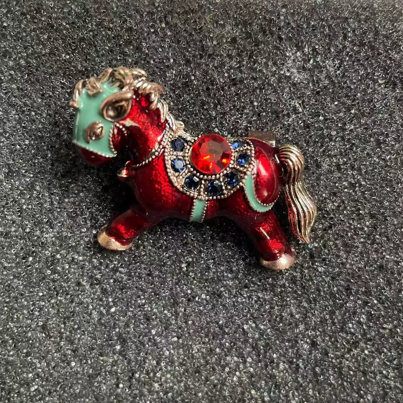 生肖木马胸针卡通小配饰男女胸花外套别针毛衣大衣装配饰胸针批发