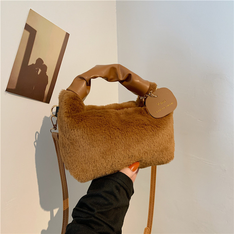 Tramp large capacity plush women's bag 2024 New Spring City simple fashion commuter shoulder portable crossbody bag