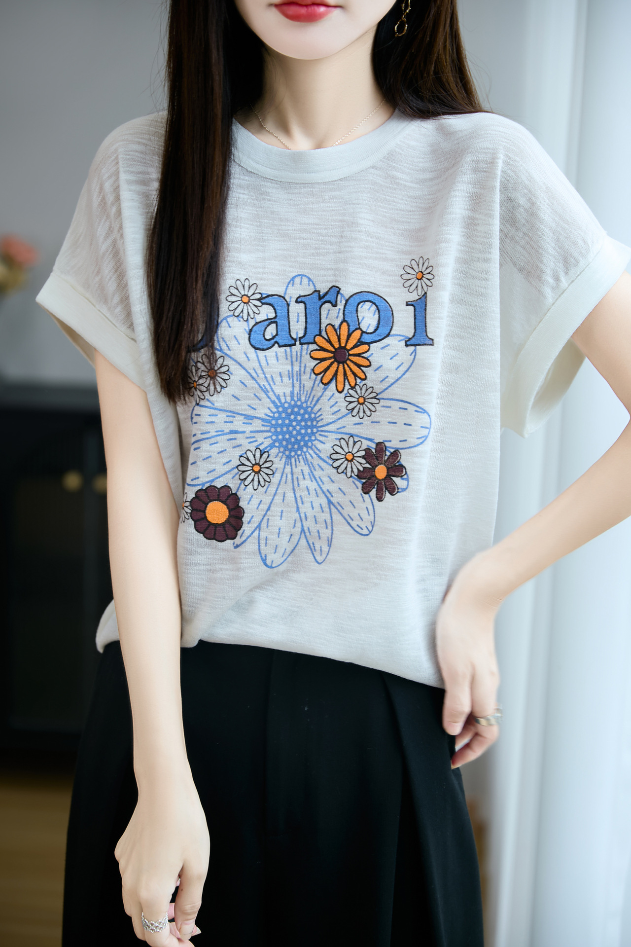 Áo thun nữ cổ tròn tay ngắn họa tiết hoa cúc jacquard dáng rộng — trắng chi tiết 3