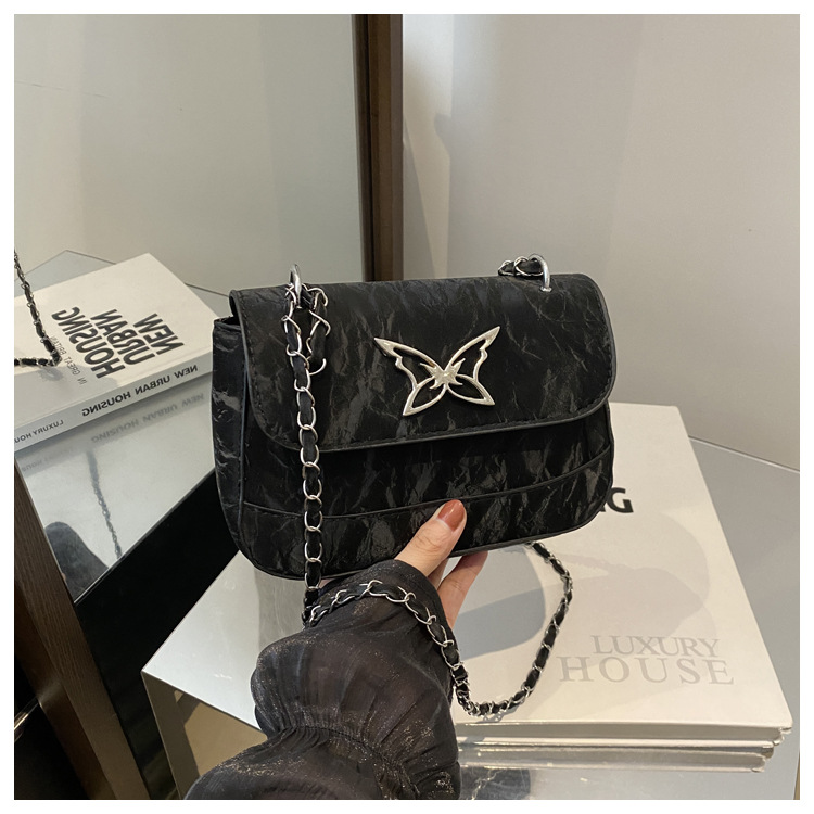This is a trendy, casual, fashionable and simple crossbody bag for women with a niche design in the autumn of 2024 undefined