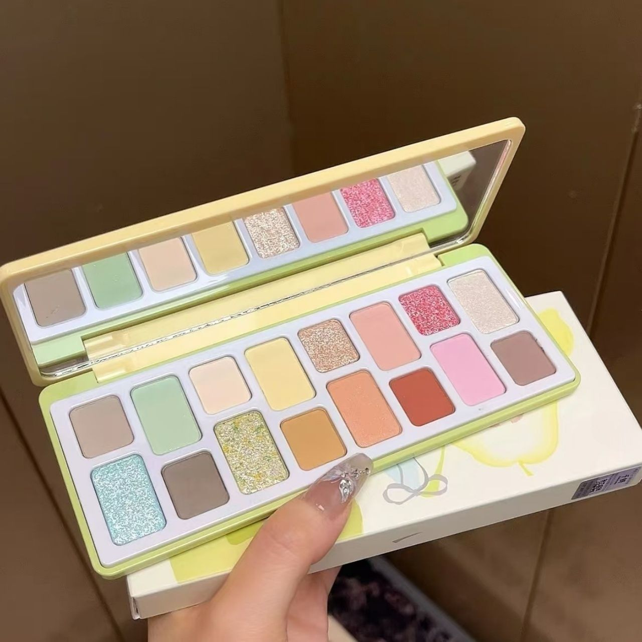 La nueva sombra de ojos de 16 colores de Capel protagoniza el maquillaje ligero diario, el color juega con el maquillaje, la paleta de sombras de ojos, los cosméticos de maquillaje de escenario