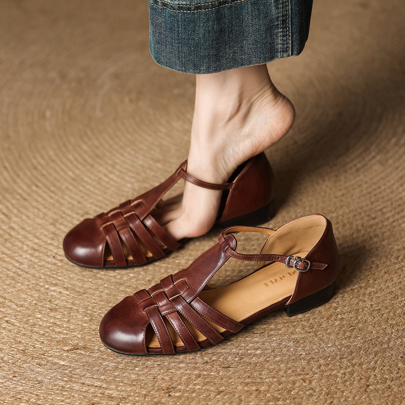 Sandal nữ mũi nhọn da bò quai chữ T gót thấp phong cách La Mã — nâu