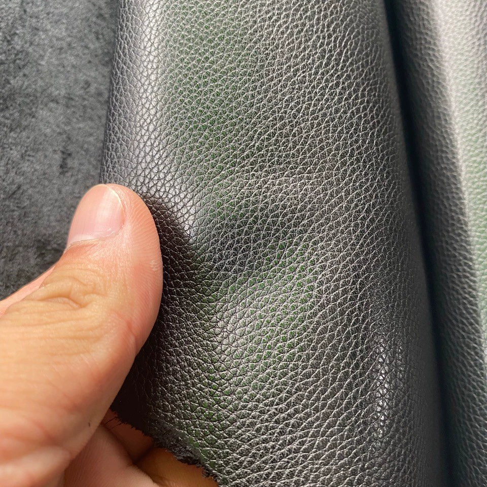 Черный маленький личи с рисунком из коровьей кожи из коровьей кожи из коровьей кожи на месте