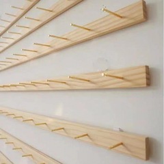 甲のアクセサリーの展示棚を着て靴下を掛けます。壁にアクセサリーの壁を掛けます。