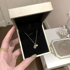 赤い本の爆発的な女性の金色のレトロな中国風の高級感があります。