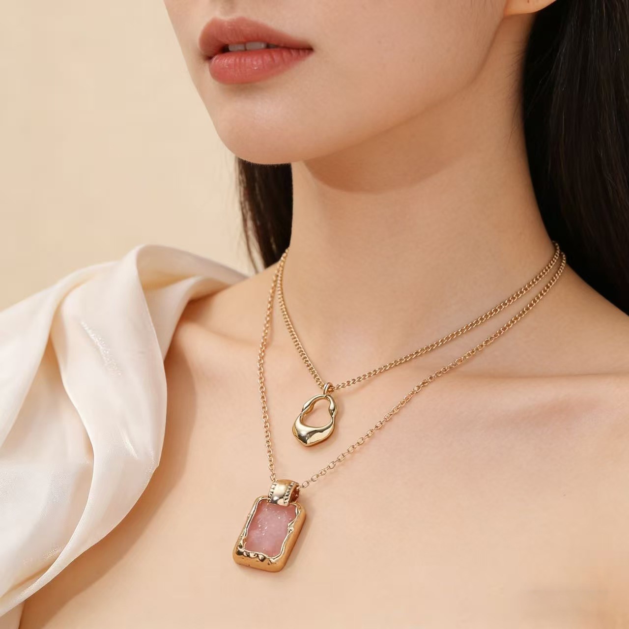 Collana a strati minimalista con catene delicate da donna_voghion.com