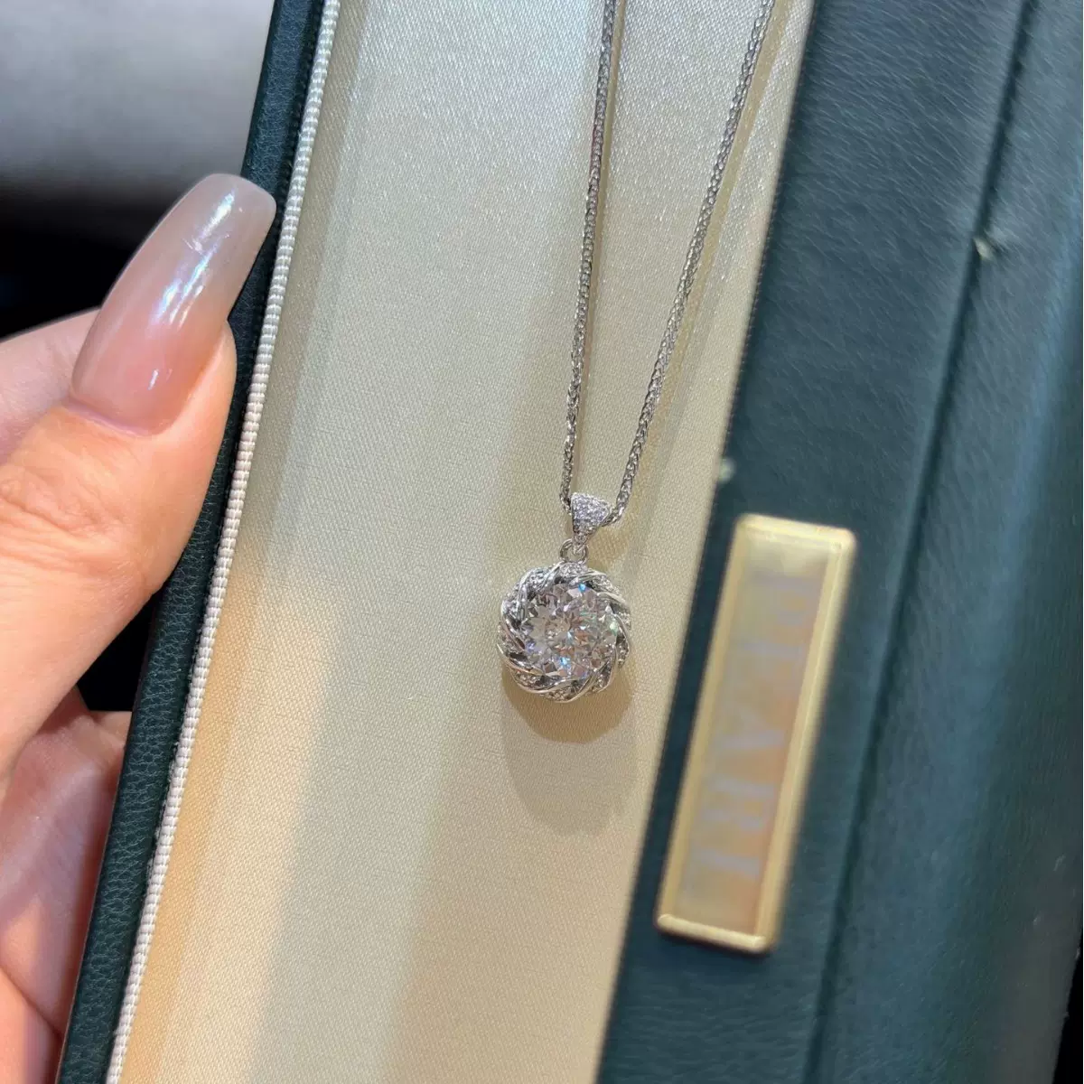 莫桑石S925银3克拉莲花轻奢圆形白面切莫桑钻项链吊坠批发肖邦链