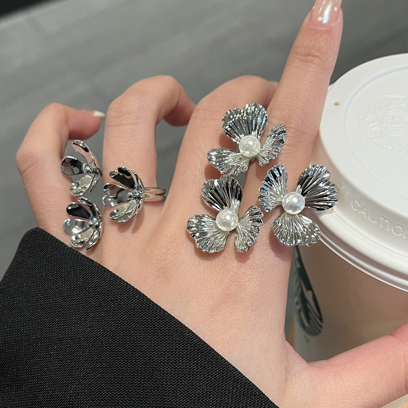 Bague pétale haut de gamme en métal, style rétro français, élégante et raffinée, ornée d'une fleur irrégulière. Design unique pour femme._voghion.com