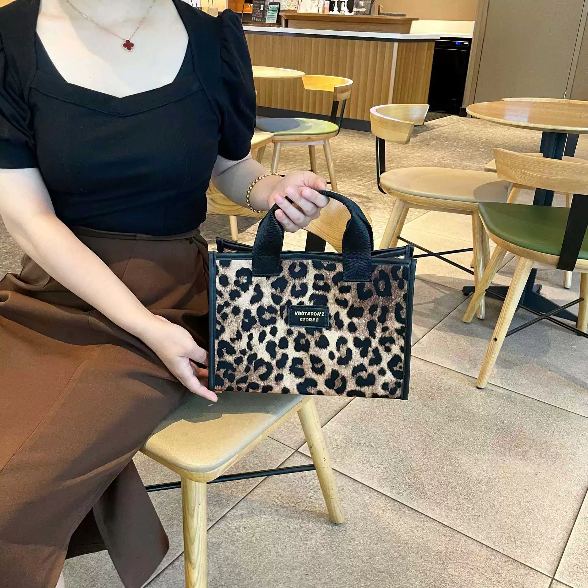Fashionable universal shoulder bag with glass, handheld linen bag, feeding bottle for mother and baby