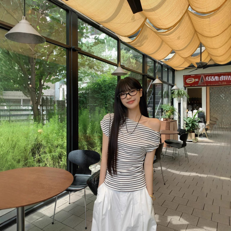 设计感斜肩短袖T恤女2025夏季新款辣妹修身显瘦露肩条纹学生上衣|undefined