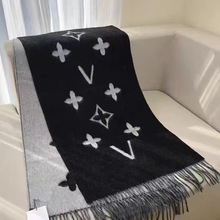 ���ɹ�˫��������ëΧ��Ů���ڻҸ���ë����ɫ�����ϻ���ĸ��ůΧ