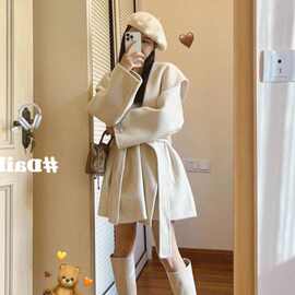 法式米白色连帽单面呢斗篷大衣女秋冬高级感宽松短款系带毛呢外套