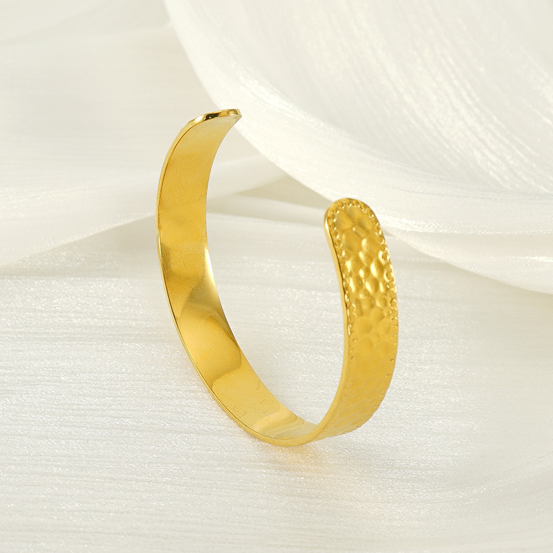 Pulsera de acero de titanio de moda ins europea y americana, pulsera de acero inoxidable con textura retro, joyería chapada en oro en forma de C al por mayor