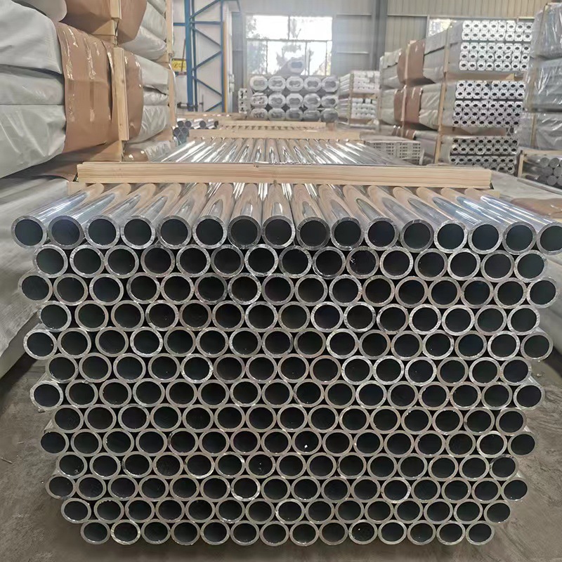 Gran cantidad de tubos cuadrados de aluminio en stock tubos redondos de aleación de aluminio extrusión de perfiles de tubos cuadrados de aluminio pulverización de oxidación por chorro de arena