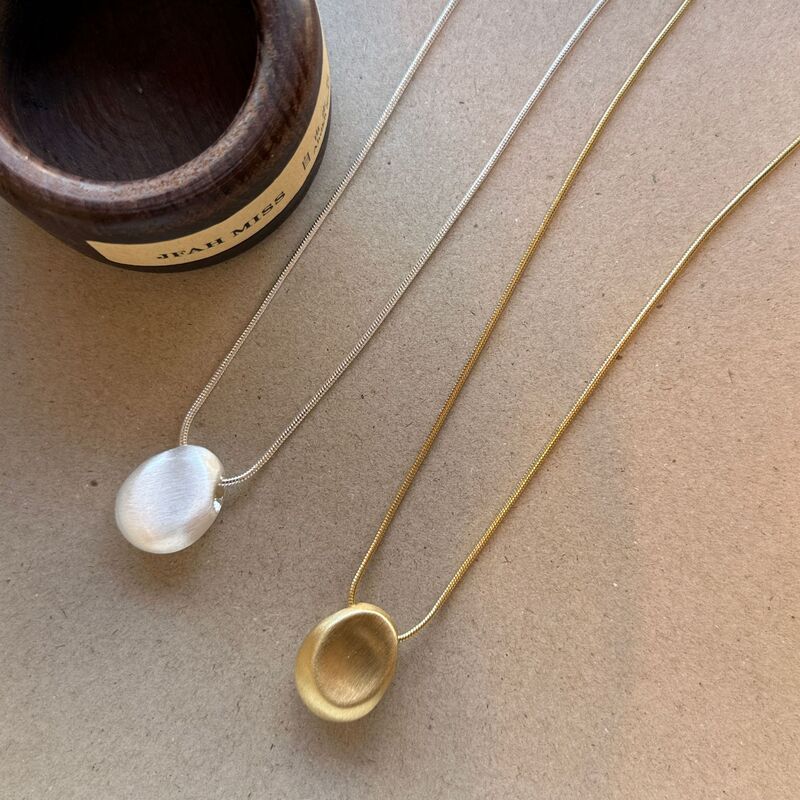 French-Style Retro Personality Ins Oval Brushed Gold and Silver Bead Pendant Necklace for Women, Versatile Cross-Border Adjustable Long Necklace French-Style Retro Personality Ins Oval Brushed Gold and Silver Bead Pendant Necklace for Women, Versatile Cross-Border Adjustable Long Necklace