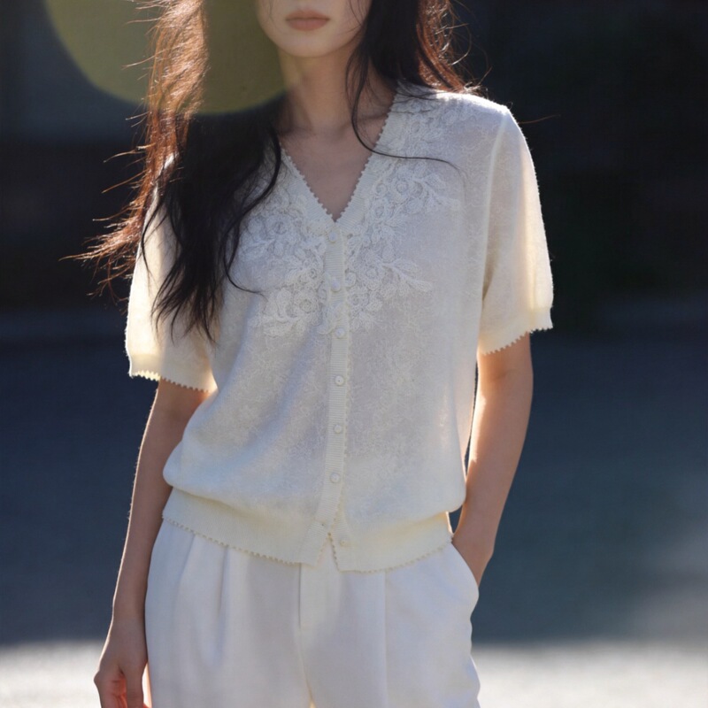 High-End Thin French-Style V-Neck Lace Spring and Summer New Patchwork Short-Sleeve Knit Cardigan for Women, Loose and Versatile Top High-End Thin French-Style V-Neck Lace Spring and Summer New Patchwork Short-Sleeve Knit Cardigan for Women, Loose and Versatile Top