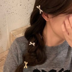 韓国系の金属の蝶結びの小さいサイズのヘアピンinsの小さい人の甘い側のクールなサイドの前髪の挟みの簡単な百合のヘアピンの髪飾り