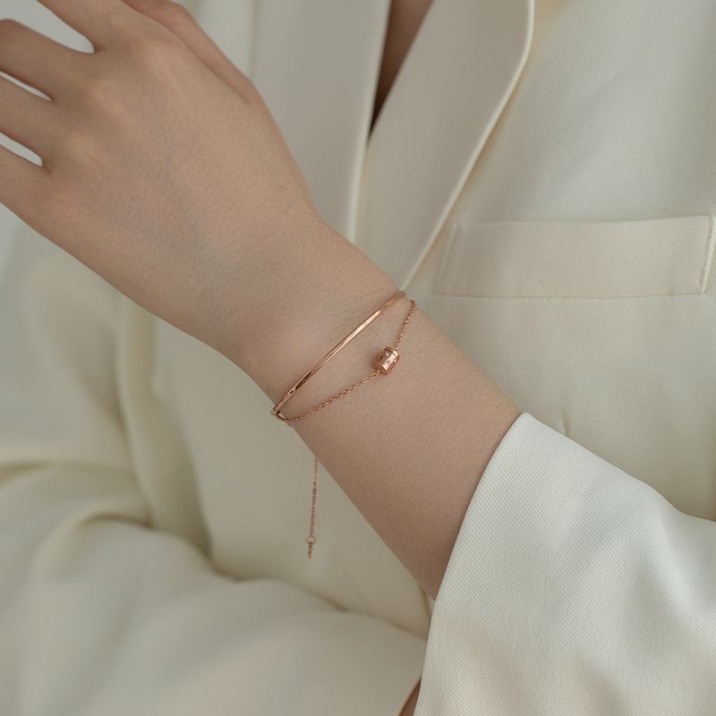 Light luxury exquisite fashion small waist bracelet 2022 new female ins niche design high-end girlfriends jewelry