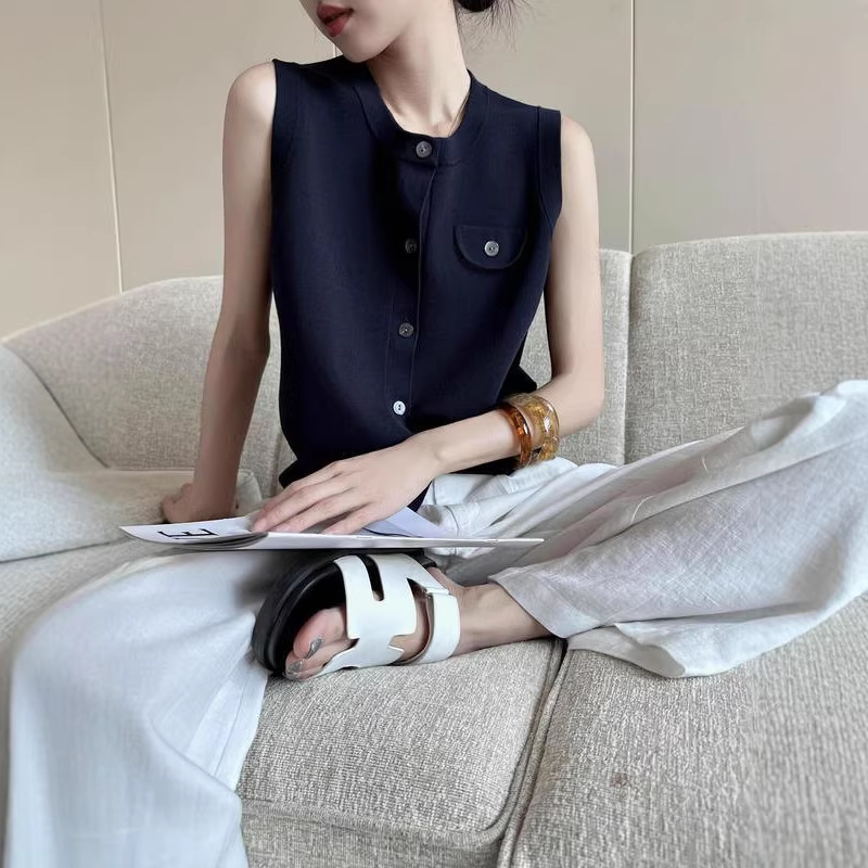 In-Stock Navy Blue Round-Neck Sleeveless Knitted Vest Cardigan for Women, Summer 2026 New High-End Slim-Fit Top In-Stock Navy Blue Round-Neck Sleeveless Knitted Vest Cardigan for Women, Summer 2026 New High-End Slim-Fit Top