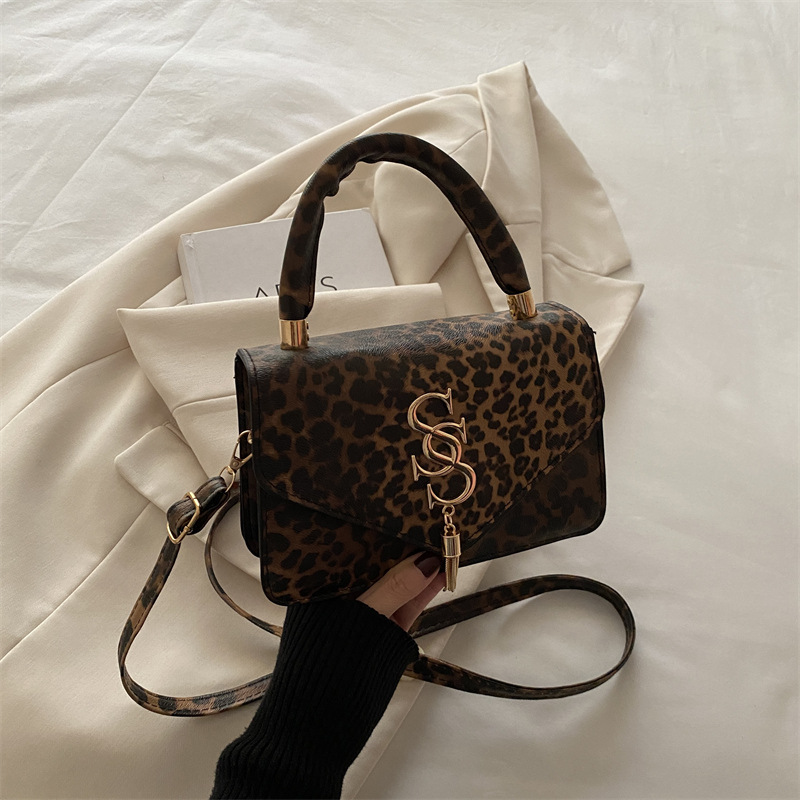 Bolso de hombro popular de este año para mujer 2024 otoño nuevo bolso literario simple moda con estampado de leopardo bandolera pequeño bolso cuadrado