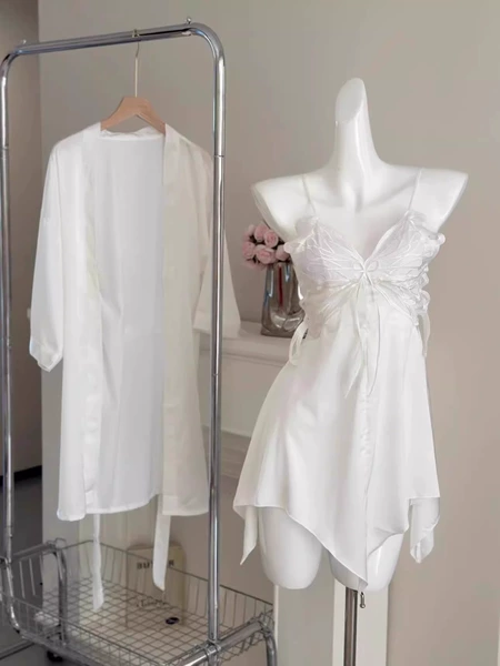 Pure white [single nightgown]