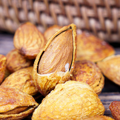 Almonds wholesale, NP large-grain, shell-less, thin-skinned almonds in a 500g canister