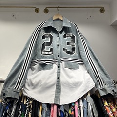 ヨーロッパのファッションブランドのデニムはシャツのコートをつなぎ合わせます。