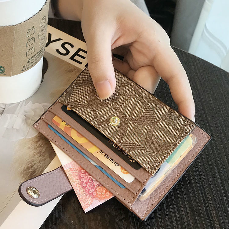 カードケースの女性は小さくてシンプルで個性的で、レトロで超薄型です。|undefined