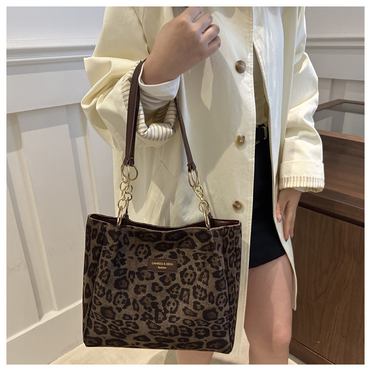 A new velvet leopard print single-shoulder bag and hand-held tote bag for women's casual commuting in autumn and winter 2024 undefined