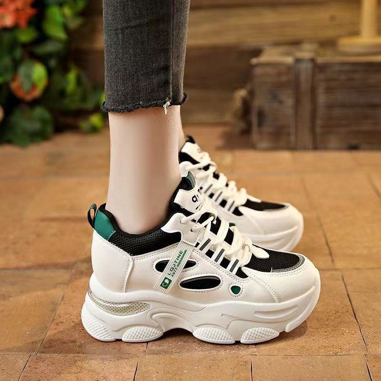 2024 nuevos zapatos de altura interior para mujeres ligeras con suela gruesa explosiva primavera y otoño versátil zapatos deportivos casuales pequeños