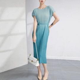 连衣裙;时尚休闲套装;女式T恤