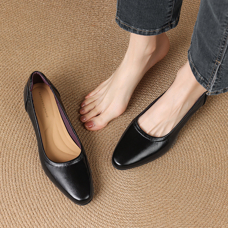 Giày da bò gót thấp 3,5 cm mũi tròn gót vuông miệng nông cho nữ — Màu đen