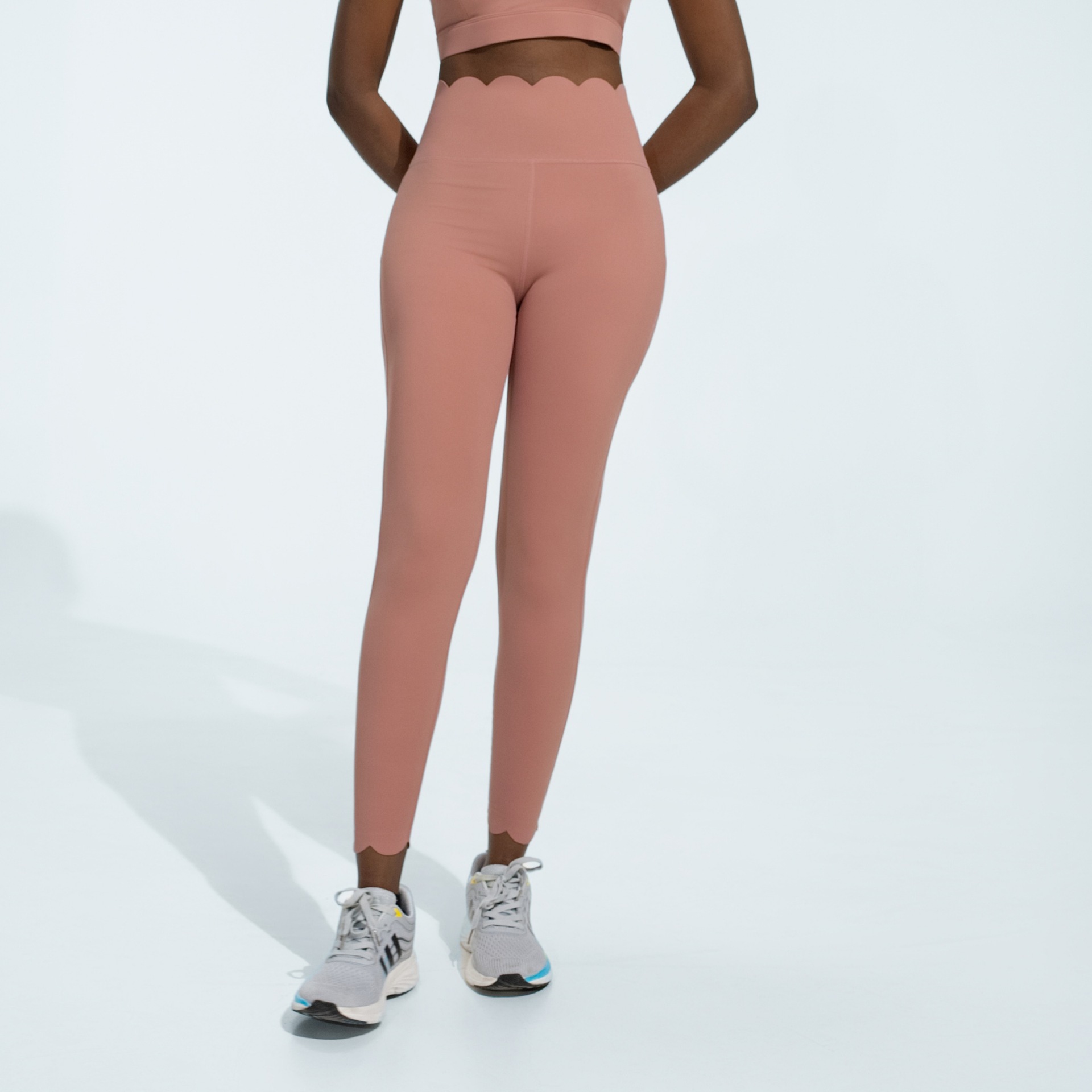 Europa y América transfronterizas damas piel de yoga de encaje pantalones apretados de elevación de cadera pantalones deportivos de adelgazamiento para montar pantalones de ejercicio