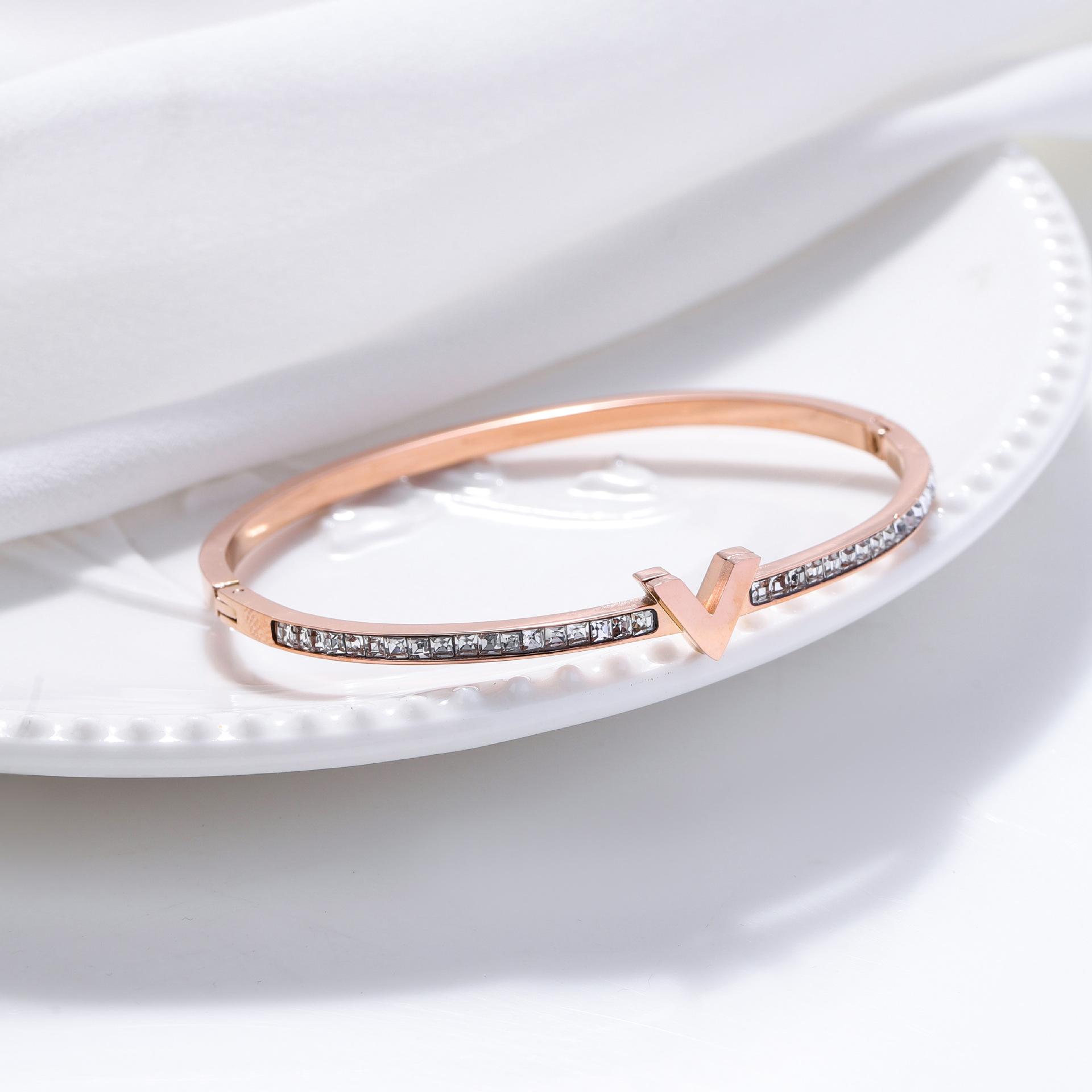 Nueva moda coreana alta sensación de V abertura brazalete de acero de titanio para mujeres brazalete de lujo ligero chapado 18K joyas
