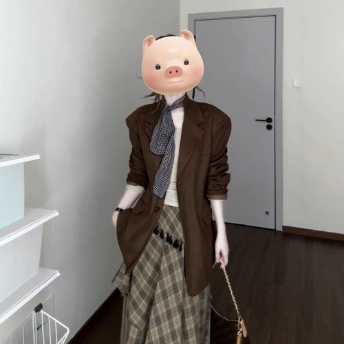 The Korean-style 2025 fall/winter three-piece outfit—suit jacket + base layer top + plaid skirt—is super stylish!