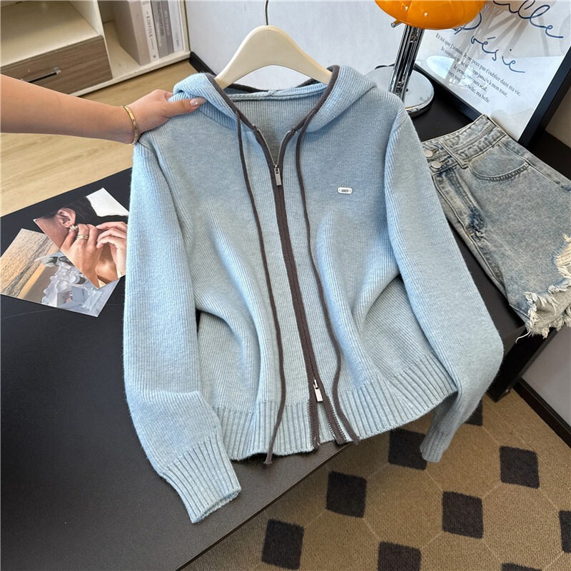A stunning, oversized, hooded sweater with a double zipper, perfect for women in autumn and winter. It’s a thick, cozy, and relaxed-style knitted cardigan