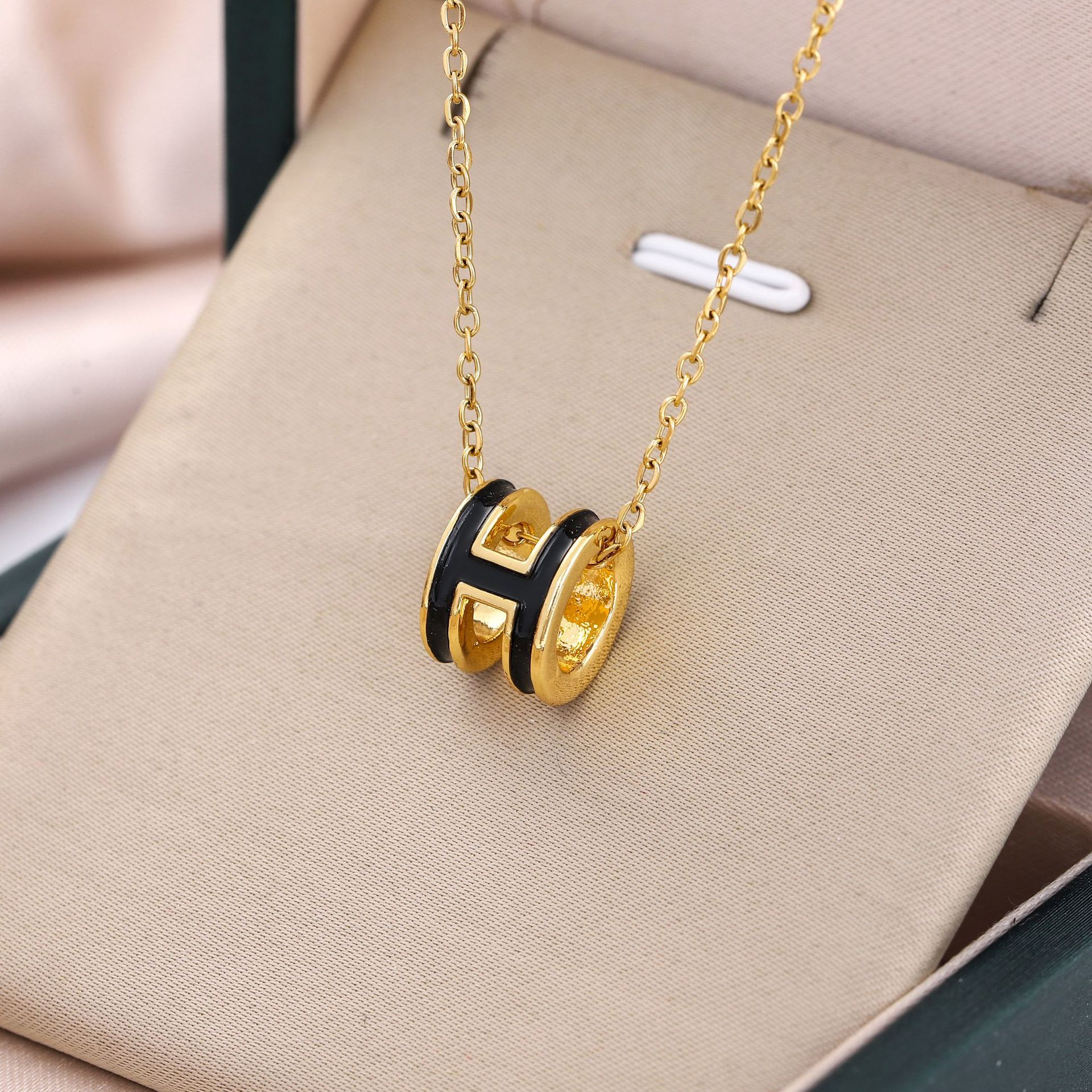 Collar de acero de titanio para mujeres simple y versátil estilo ligero de lujo nicho diseño de alta calidad no decoloración joyería de cadena de clavícula al por mayor