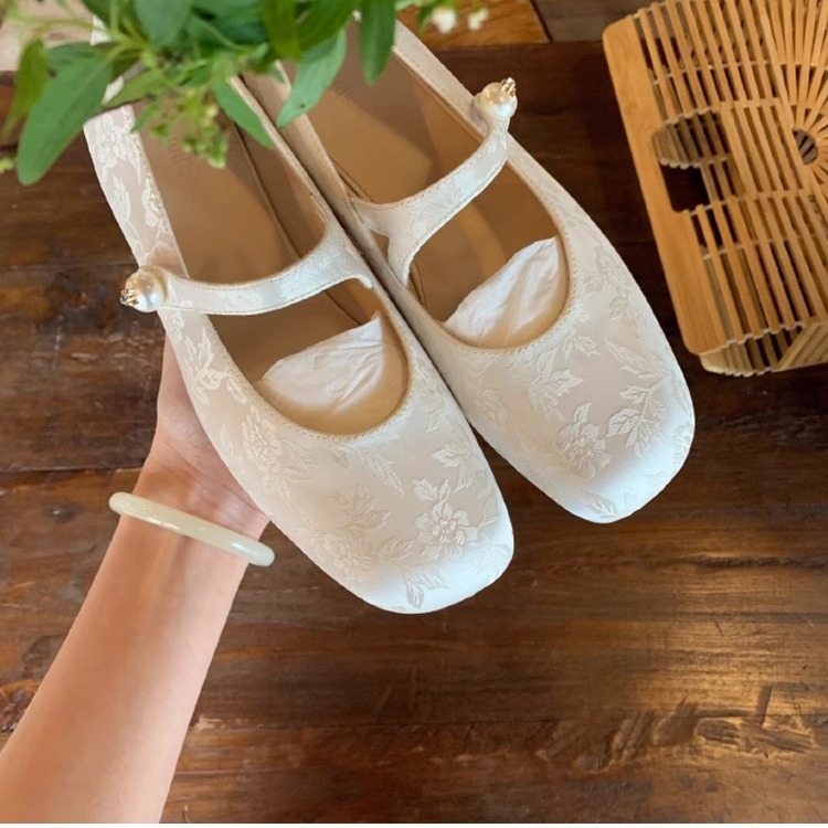 Versión de piel de oveja ~ Guofeng nuevos zapatos de estilo chino para mujer con falda jacquard de satén de perlas con cabeza cuadrada zapatos Mary Jane